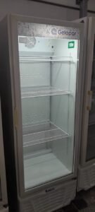 Expositor de bebidas Geladeira expositora Gptu 414 litros usada